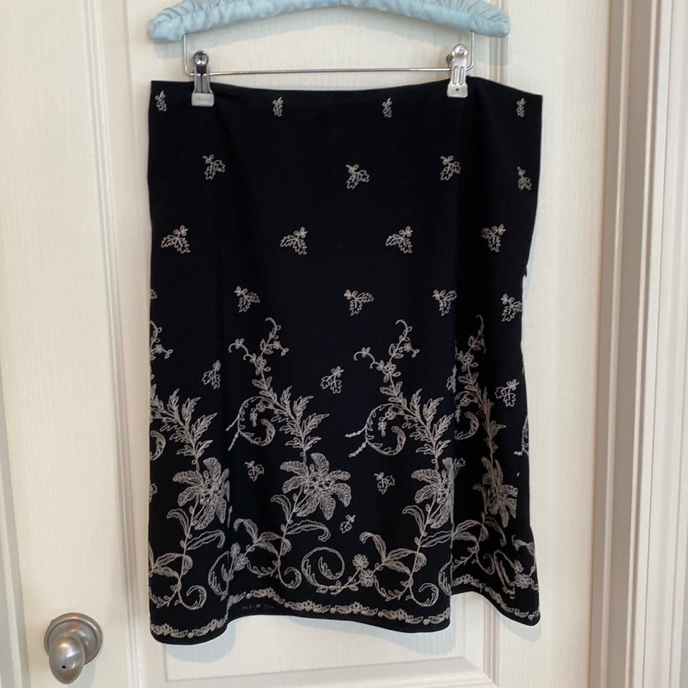 Ann Taylor black embroidered side zip full lined skirt